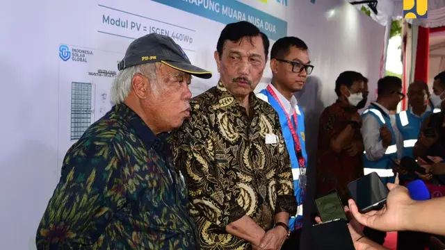 Menteri Koordinator Bidang Kemaritiman dan Investasi Luhut Binsar Pandjaitan, bersama Menteri PUPR Basuki Hadimuljono meresmikan Pembangkit Listrik Tenaga Surya (PLTS) Waduk Muara, di Bali jelang KTT G20 2022. (Dok Kementerian PUPR)