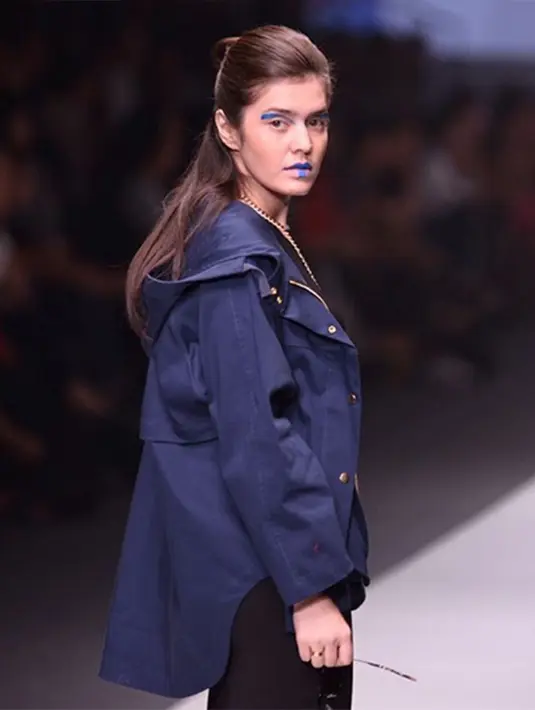 Carrisa Putri pun tampil mempesona dengan blazer biru yang membuat dirinya tampak menawan di acara JFW 2016 kali ini. (Via Instagram/@Lunahabit)