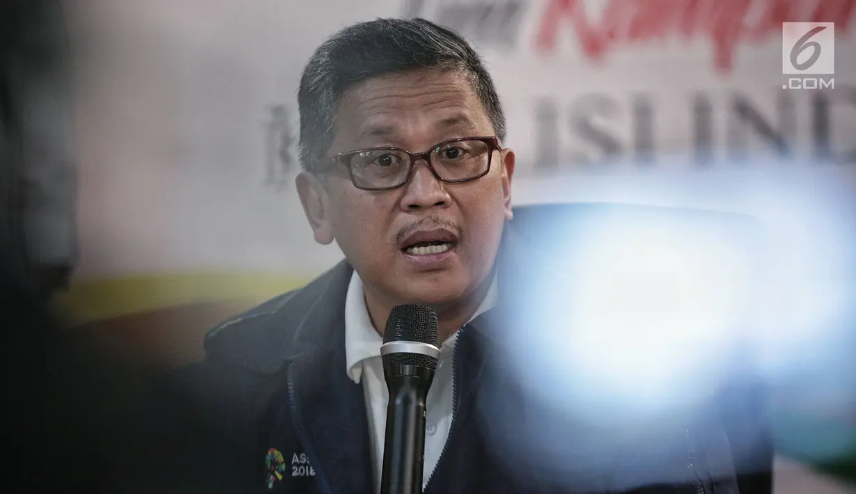 Sekretaris TKN,  Hasto Kristiyanto memberikan keterangan di Posko Cemara, Jakarta, Minggu (30/12). Dalam keteranganya Hasto menjelaskan isu-isu dan refleksi akhir tahun 2018 persiapan kampanye terbuka pemilu 2019. (Liputan6.com/Faizal Fanani)