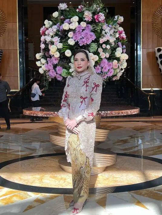 Rachel Maryam terlihat seperti princess dengan kerudung lace dan rok batik Prade emas. Heels yang dikenakannya pun senada dengan kebayanya [@rachelmaryams]
