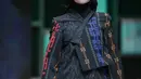 Model mengenakan busana rancangan desainer Sad Indah saat tampil dalam Muslim Fashion Festival 2018 di Jakarta, Jumat (20/4). Sad Indah menampilkan rancanganya dengan tema 'Castle De Osaka'. (Liputan6.com/Faizal Fanani)