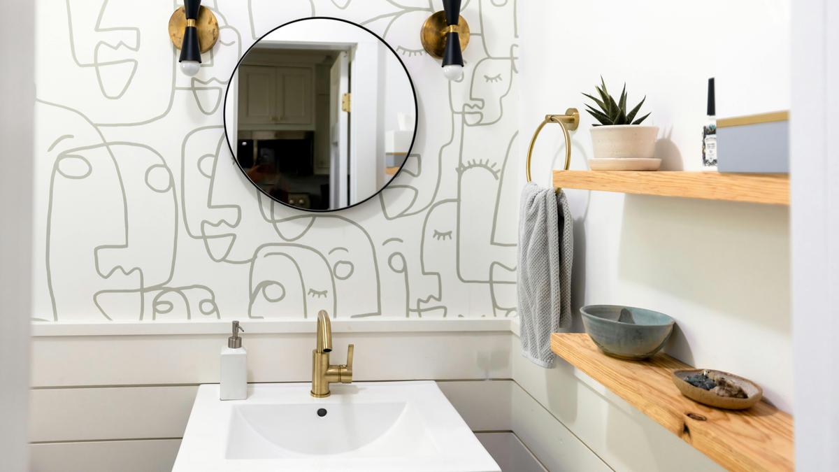 5 Tips Memilih Rak Dinding Kamar Mandi, Pilihan Tepat Bikin Interior Estetik