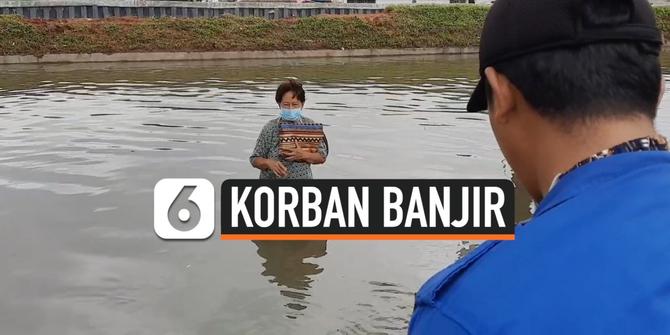 VIDEO: Nenek dan Cucu Tembus Banjir untuk Beli Kebutuhan Pokok