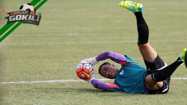 Video replay kala kiper Persipura, Yoo Jae Hoon hentikan tendangan geledek Vendry Mofu.