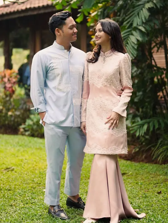 Azriel Hermansyah turut hadir dengan setelan kemeja nuansa biru cerah, sementara sang kekasih Sarah Menzel mengenakan tunik dan rok warna soft pink. [Foto: Ig/azriel_hermansyah].