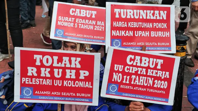 Tolak Omnibus Law, Buruh Geruduk Gedung DPR
