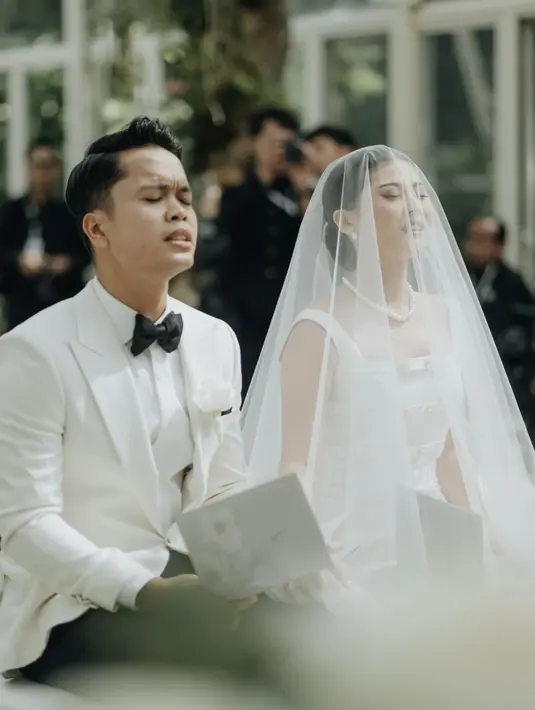 Secara keseluruhan, tampilan mitzi dan Anthony menghadirkan gaya klasik yang begitu memikat. [Foto: Instagram/ Anthony Ginting]