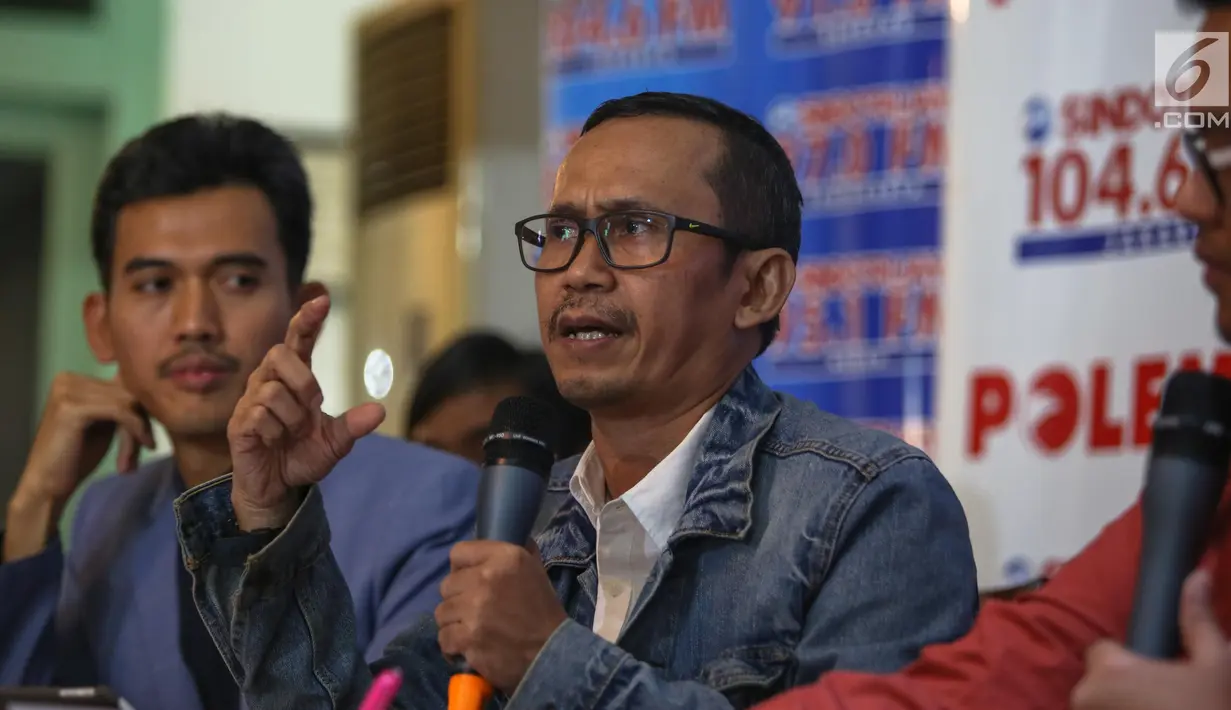 Kepala Biro Komunikasi dan Layanan Masyarakat Kemendikbud Ari Santoso saat memberikan paparan dalam diskusi polemik terkait Ribut-ribut Full Day School di Warung Daun, Jakarta (17/6). (Liputan6.com/Faizal Fanani)