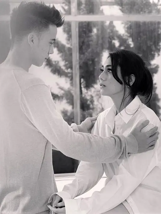 "He said, "Suatu saat orang yang menghinamu dan menghinaku, akan bangga pada kita." ☺️❤️ by @stefannwilliam #quoteoftheday #todayquote" tulis celine_evangelista sebagai keterangan foto hitam putih yang diunggah melalui Instagram. (celine_evangelista)