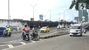 Pengendara sepeda motor melawan arus lalu lintas di sekitar flyover Tanjung Barat, Jakarta, Senin (17/2/2020). Ditutupnya jalur memutar balik di kawasan itu menyebabkan sebagian pengendara sepeda motor nekat melawan arus lalu lintas demi mempersingkat waktu tempuh. (Liputan6.com/Immanuel Antonius)