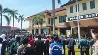 setidaknya ada 200-an orang anggota PSHT dari berbagai wilayah di Yogyakarta sebelum ke Mapolres Bantul berkumpul di rumah korban untuk menjenguk.