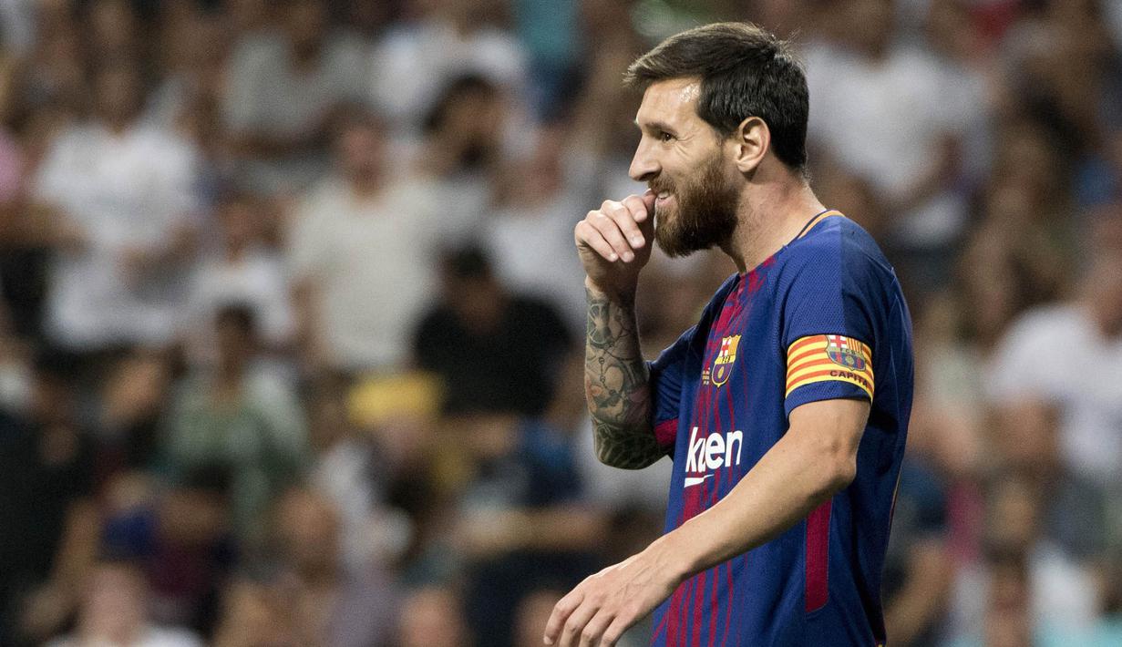 Striker Barcelona, Lionel Messi, meluapkan kekecewaanya dengan menggigit jari usai takluk dari Real Madrid pada Piala Super Spanyol 2017 di Stadion Santiago Bernabeu, Rabu (16/8/2017). Real Madrid menang 2-0 atas Barcelona. (AFP/Curto De La Torre)