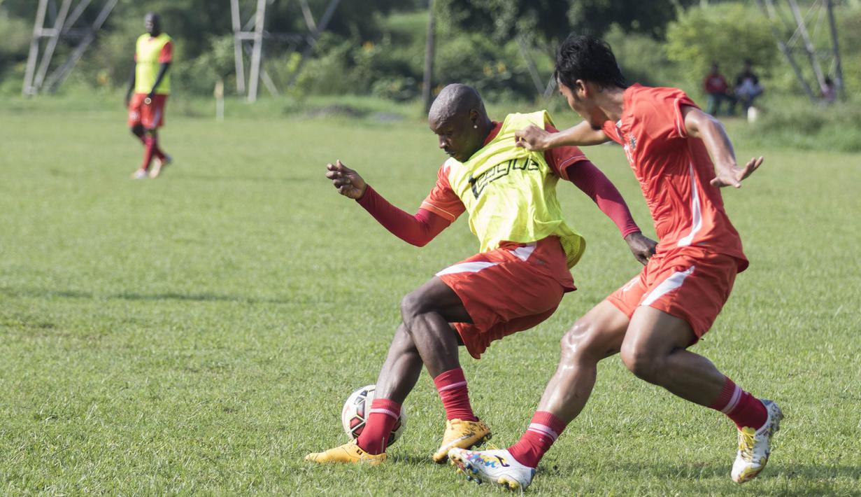 Pemain Persija, Pacho Kenmogne, berusaha melewati Gunawan Dwi Cahyo, saat latihan di Lapangan Sawangan, Depok, Jawa Barat, Senin (7/12/2015). Setelah sempat cedera ringan, kini Pacho sudah kembali fit. (Bola.com/Vitalis Yogi Trisna) 