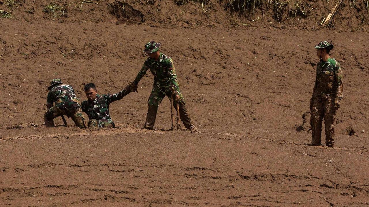 FOTO: Tim SAR Gabungan Intensifkan Pencarian Korban Longsor Pasirlangu