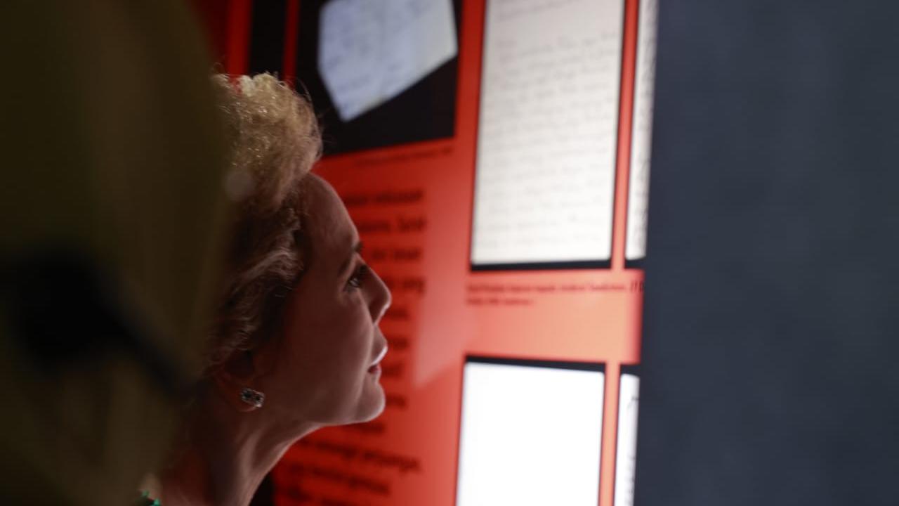 Istri Presiden Sukarno, Ratna Sari Dewi berkunjung ke Pameran Tetap Arsip Statis Presiden Sukarno yang dibangun ANRI di Gedung ANRI, jalan Gajah Mada nomor 111, Jakarta Barat. (Dok ANRI)