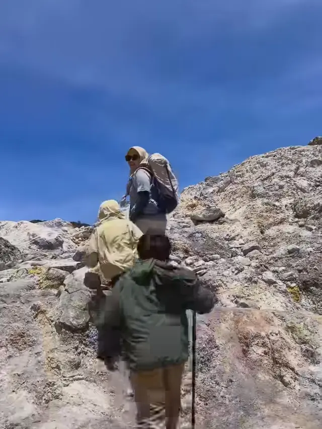 Ririe Fairus ajak kedua anaknya naik gunung Papandayan. (Foto: Isntagram Stories/ririe_fairus)