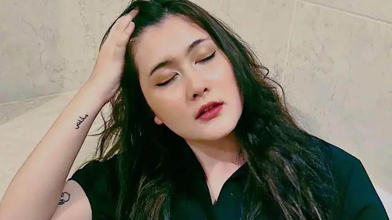 7 Potret Talitha Curtis Pamer 8 Tato di Tubuh, Tato Ular Tanda Penyembuhan