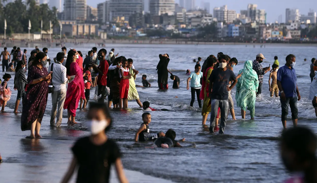 Orang-orang menghabiskan sore di Pantai Juhu, Mumbai, India, Selasa (24/8/2021). India mencatat penambahan 14.419 kasus positif COVID-19 pada 24 Agustus 2021. (AP Photo/Rafiq Maqbool)