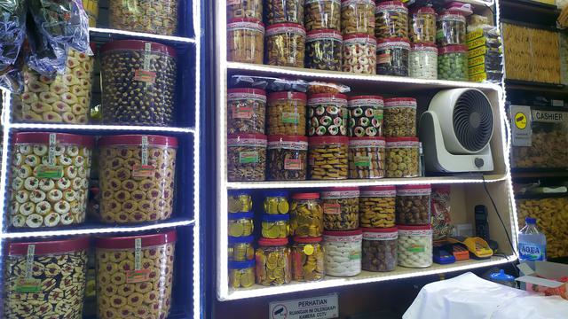 Sejumlah penjual kue kering di Pasar Jatinegara Jakarta Timur keluhkan berkurangnya jumlah pembeli menjelang bulan suci Ramadan.