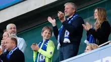 Pemilik Chelsea, Roman Abramovich merayakan pesta juara Liga Inggris di stadion Stamford Bridge, london, (21/5). Pesta besar digelar oleh Chelsea usai mengalahkan Sunderland dengan skor 5-1. (AP Photo/Kirsty Wigglesworth)