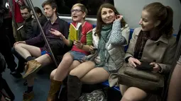 Aksi No Pants Subway Ride ini telah berlangsung sejak 2002, dan telah menyebar di 60 kota dunia. Foto diambil Minggu (11/01/2015). (AFP PHOTO/DANIEL MIHAILESCU)