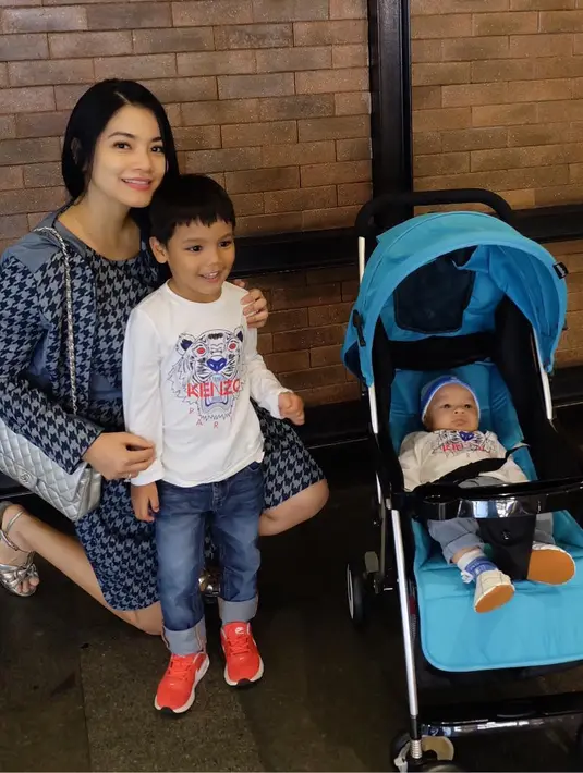 Sebagai ibu, Titi memang selalu berusaha berbagi waktu untuk anak-anaknya, Kai dan Arjuna. Meski begitu, Titi tak lupa memerhatikan penampilannya agar tetap memesona saat bersama buah hatinya. (Instagram/titi_kamall)