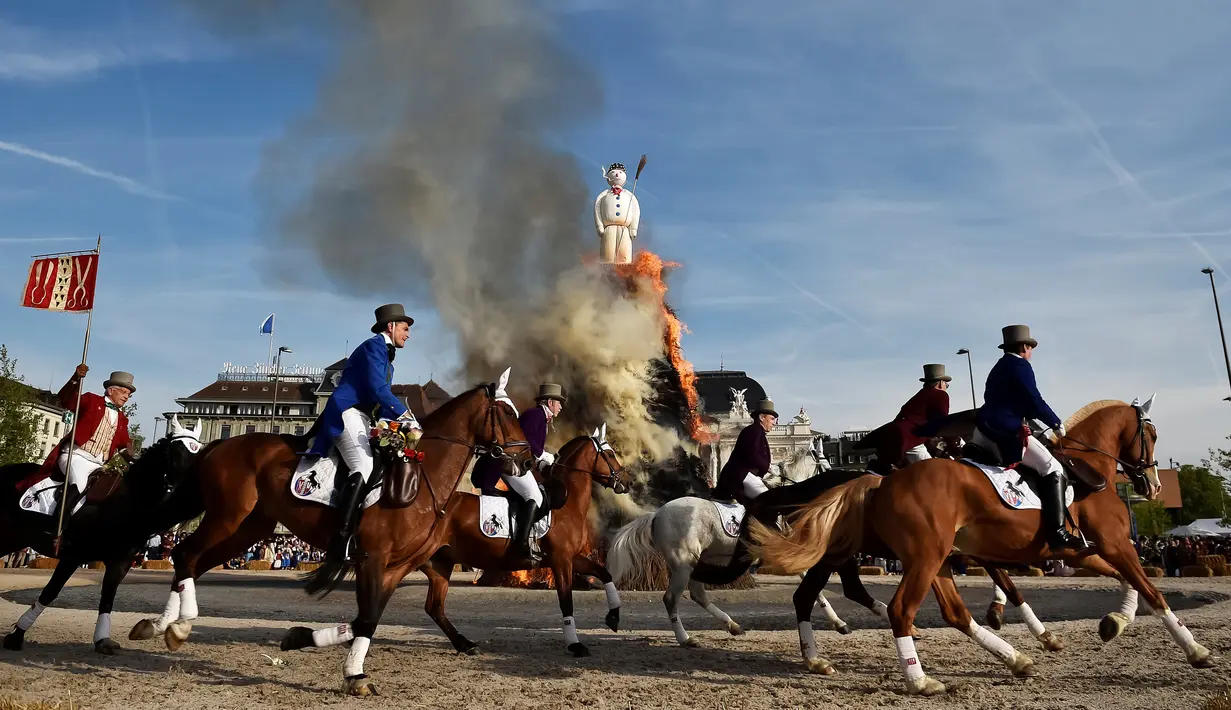 Sechseläuten adalah tradisi karnaval untuk melepaskan musim dingin dan menyambut suka cita musim semi Swiss, Senin (24/4). Puncak dari karnaval ini adalah Upacara pembakaran Böögg. (AFP PHOTO / Michael Buholzer)
