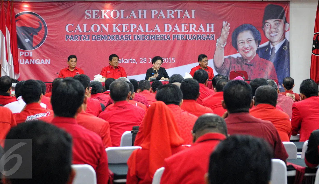 Ketum PDIP Megawati Soekarnoputeri (kedua kanan) didampingi Sekjen PDIP Hasto Kristiyanto (kanan) ketika pembukaan sekolah calon kepala daerah PDIP di kantor DPP PDIP, Jakarta, Minggu (28/6/2015). (Liputan6.com/Yoppy Renato) 