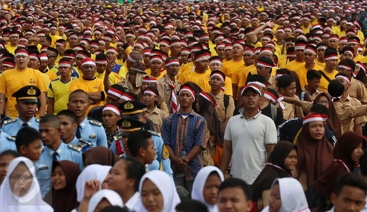 Ratusan peserta dari dari berbagai unsur mengenakan ikat kepala merah putih saat menghadiri acara Nusantara Bersatu di Monas, Jakarta, Rabu (30/11).  Acara tersebut digelar dalam rangka memperkokoh rasa persatuan dan kesatuan. (Liputan6.com/Johan Tallo)