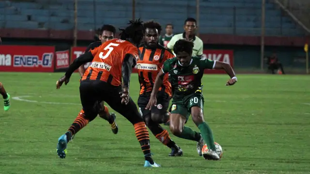 Penyerang sayap Bhayangkara Surabaya United, Ilham Udin Armaiyn, dikepung para pemain Perseru. (Bola.com/Fahrizal Arnas)