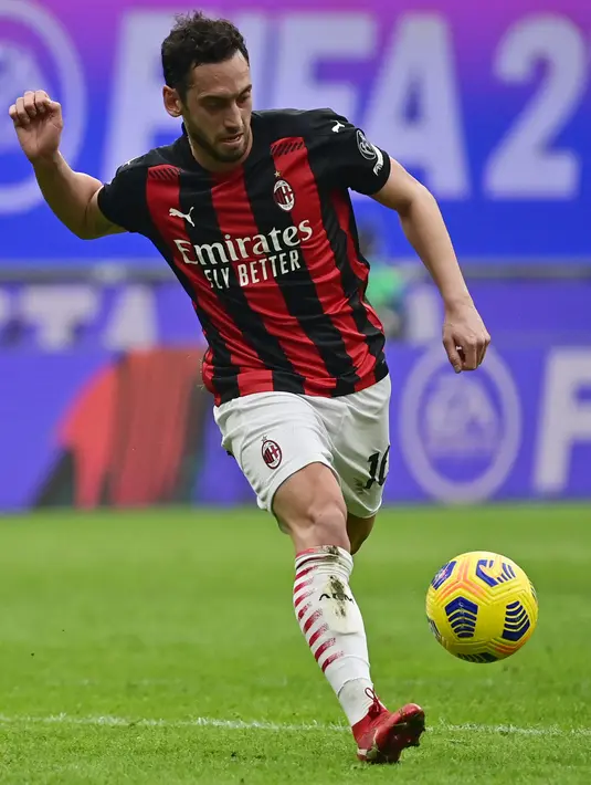 Gelandang AC Milan Hakan Calhanoglu berusaha menembak bola saat bertanding melawan Inter Milan pada pertandingan Liga Serie A Italia di stadion San Siro di Milan 21 Februari 2021. Calhanoglu meneken kontrak berdurasi tiga tahun hingga 30 Juni 2024. (AFP/Miguel Medina)