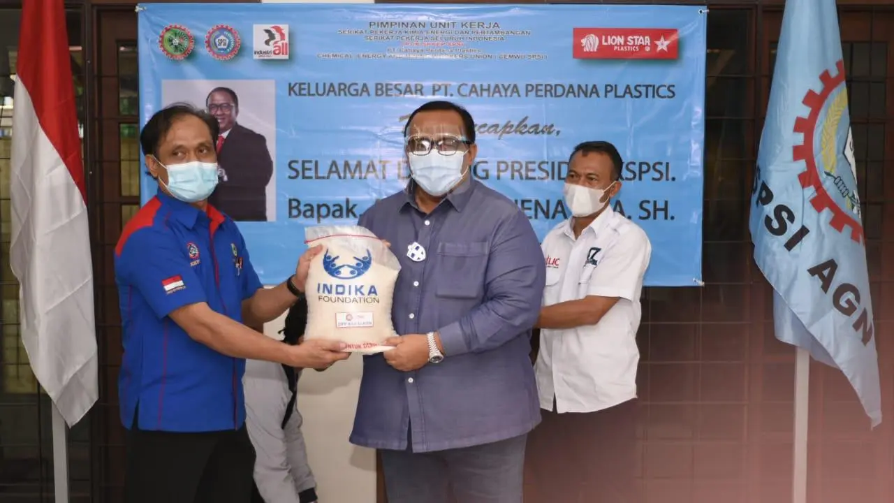 KSPSI bekerja sama dengan Indika Foundation menyalurkan bantuan kepada buruh yang terkena PHK