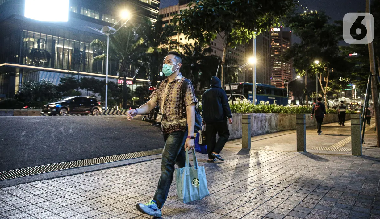 Aktivitas warga di Kawasan Sudirman, Jakarta, Kamis (24/9/2020). Pemerintah Provinsi (Pemprov) DKI Jakarta kembali memperpanjang Pembatasan Sosial Berskala Besar (PSBB) selama 14 hari ke depan hingga 11 Oktober untuk menekan laju penyebaran kasus covid-19. (Liputan6.com/Faizal Fanani)