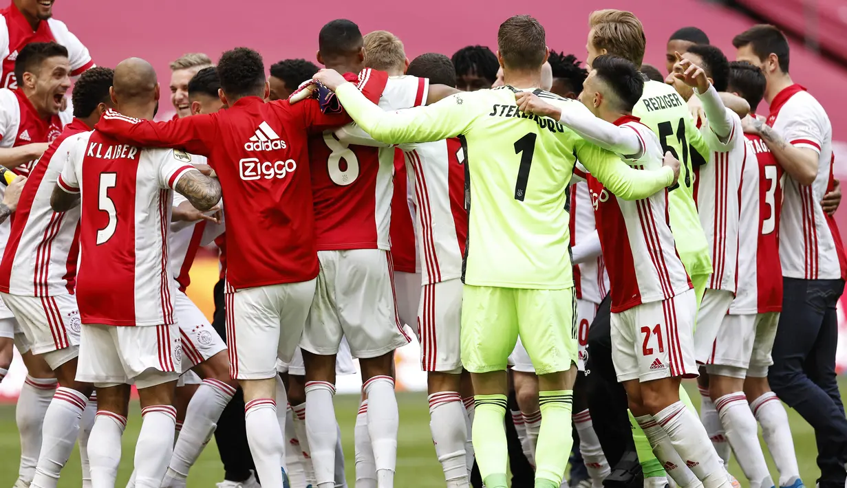 Para pemain Ajax Amsterdam melakukan selebrasi usai memastikan diri meraih gelar juara Liga Belanda usai mencukur Emmen 4-0 dalam laga pekan ke-31 di Stadion Johan Cruijff Arena, Minggu (2/5/2021). (AFP/Maurice Va Steen)