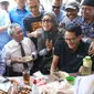 Sandiaga bersama Ketua PAN Zulkifli Hasan menyicip soto yang berbeda dari soto favorit Jokowi untuk menu sarapannya. (Liputan6.com/Fajar Abrori)