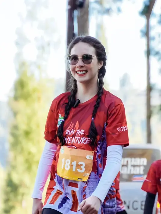 Tak seperti biasanya, Arumi terlihat lebih kasual dengan gaya sporty [@arumibachsin_94]