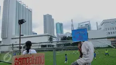  Anak - anak membawa papan bertuliskan "Sampah No Way" saat melakukan aksi bersih - bersih sampah di kawasan Pasar Festival Kuningan, Jakarta, (21/2).  Kegiatan ini dalam memperingati Hari Peduli Sampah Nasional 2016. (Liputan6.com/Faisal R Syam)