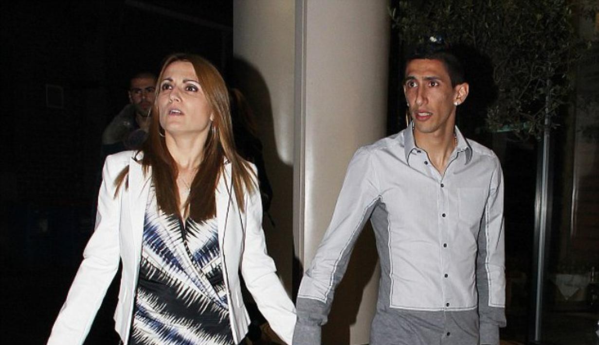 Angel Di Maria menggandeng mesra istrinya, Jorgelina Cardoso (EA Monn)