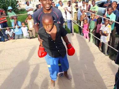 Ekspresi seorang anak saat bertanding tinju di Chitungwiza sekitar 30 kilometer selatan Harare (12/2). Setiap akhir pekan anak laki-laki Zimbabwe bertanding di atas ring tinju dan akan mendapatkan julukan Wafa Wafa. (AP Photo / Tsvangirayi Mukwazhi)