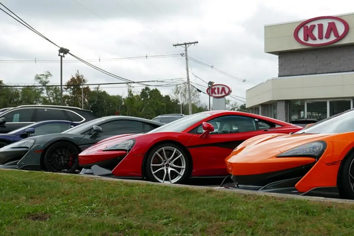 Dealer Kia yang menjual mobil mewah di New Jersey (Andrew Gutman/Carscoops)