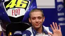 Valentino Rossi berpose dalam peluncuran tim Yamaha jelang dimulainya musim 2008 di Turin, Italia, (18/1/2008). (AFP/Giuseppe Cacace)