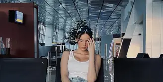 Denim dan kaos tanpa lengan bernuansa putih menjadi paduan klasik yang tak terbantahkan. Menambah gaya agar tidak terlalu sederhana, sneakers bergaya bulky jadi pilihan menjanjikan. [Foto: Instagram/ Tamaradai]