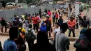 Tukang ojek dan supir angkot menunggu calon penumpang di pintu keluar stasiun kereta api Tanah Abang, Jakarta Pusat, Jumat (6/2/2014). (Liputan6.com/JohanTallo)