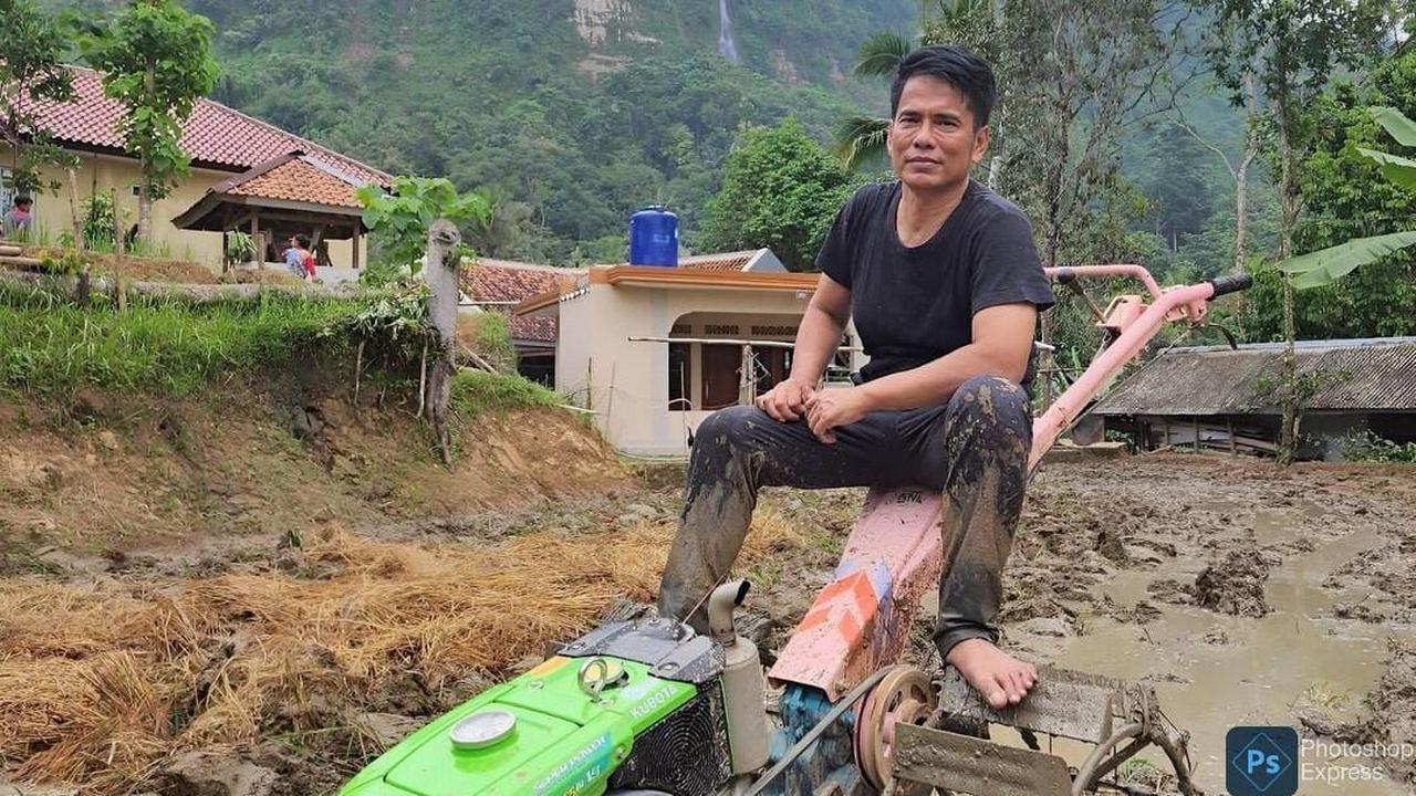 Pakaiannya Kotor Terkena Lumpur, Potret Ayah Lesti Kejora Pose di Atas Mesin Bajak Sawah 'Turun ke Sawah Lagi