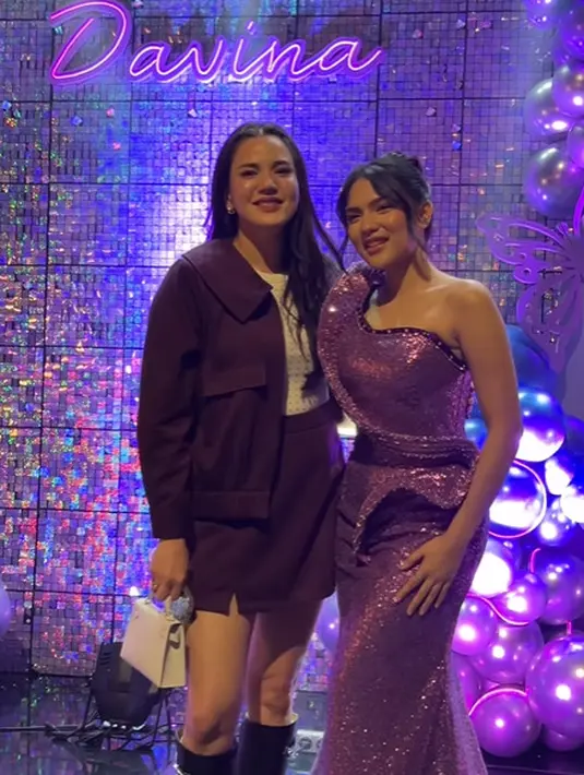 Dengan gaun yang glamor, wajah Davina Karamoy dipulas dengan soft glam look yang lebih tone down [@alice_norin]