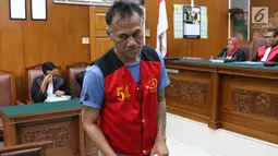 Aktor Tio Pakusadewo saat menjalani sidang replik di Pengadilan Negeri (PN) Jakarta Selatan, Kamis (5/7). Pledoi atau nota pembelaan terdakwa Tio Pakusadewo ditolak seluruhnya oleh jaksa penuntut umum (JPU). (Liputan6.com/Immanuel Antonius)