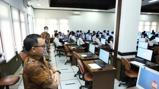 Menteri PANRB Abdullah Azwar Anas mengecek pelaksanaan SKD untuk formasi di lingkungan Kejaksaan Agung di BKN Kantor Regional Bali, Jumat (17/11).   Dok PANRB