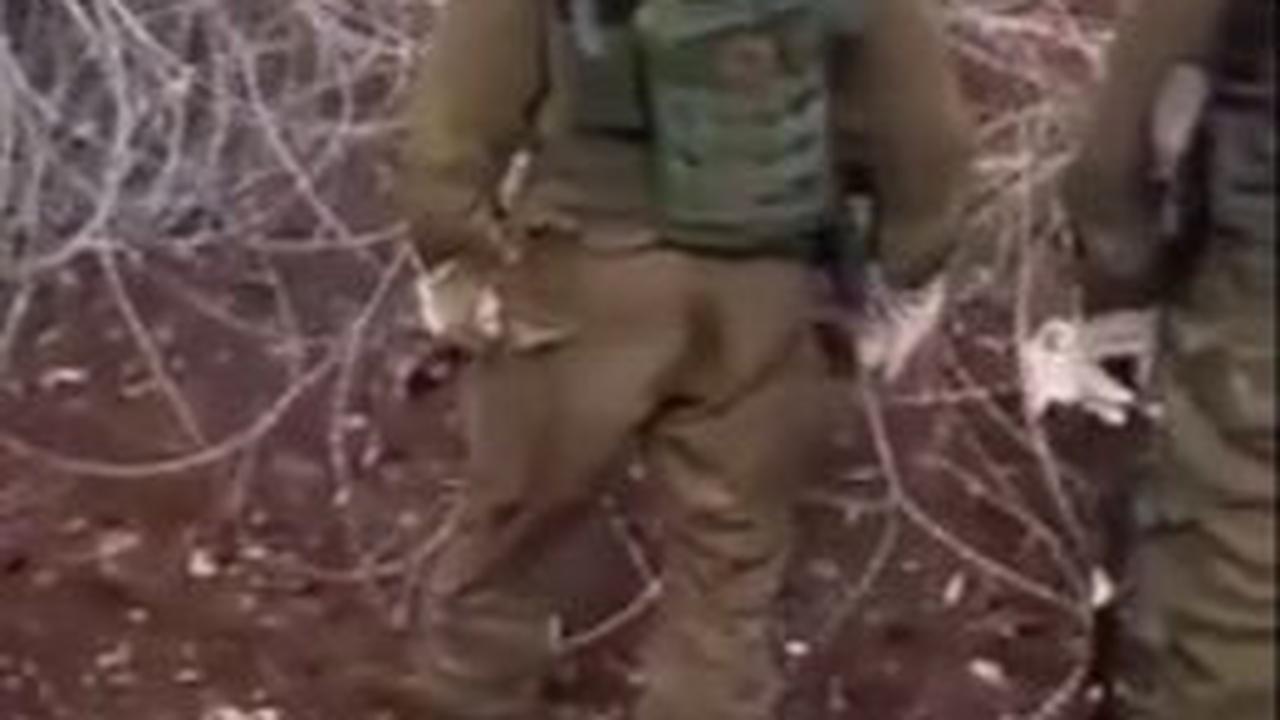 Dalam video, menunjukkan bagian belakang dari celana salah satu tentara yang terlihat basah.