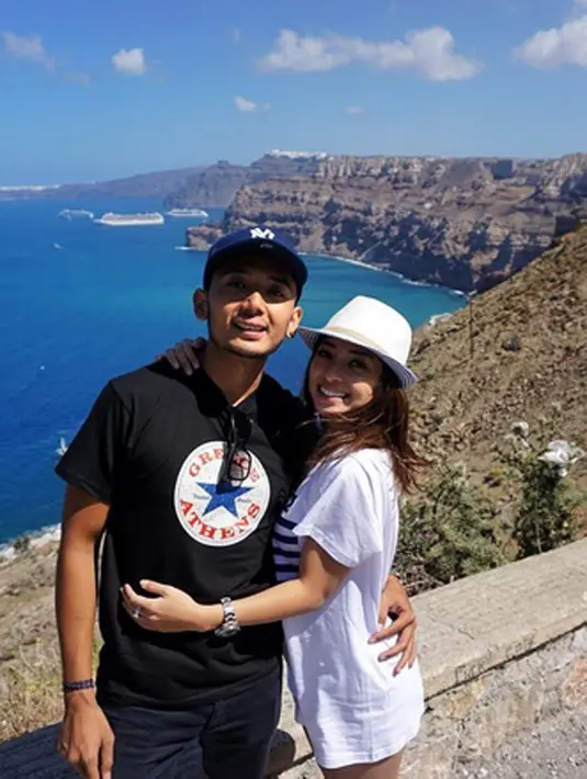 "Ya, bingung saja. Mau dibawa kemana hubungan tersebut, enggak tahu. Jadinya putus," ujar Yora menambahkan. (Instagram/nikitawillyofficial94)