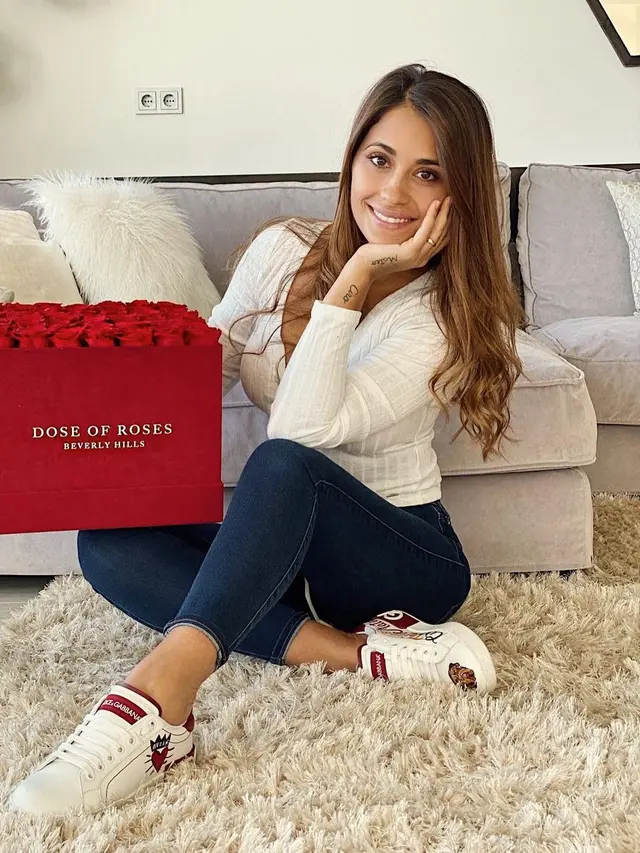 Antonella Roccuzzo - Lionel Messi - WAGs